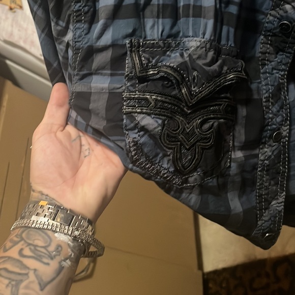 All buttons are there and designs on both pockets made by rock revival. - Picture 3 of 4